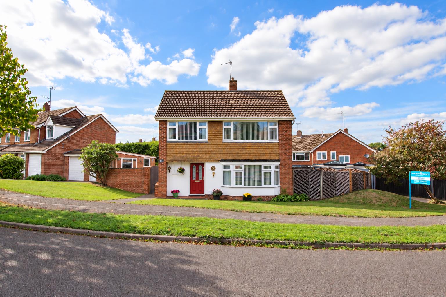 3 bed property in Foxcombe Drive, Reading